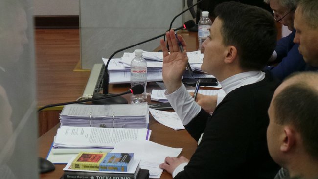 Після клопотань Хмари і Крат про взяття Савченко на поруки суд пішов радитися 02