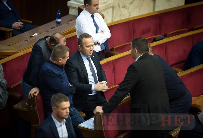 Блокування трибуни й аншлаг біля силовиків: як відбувається позачергове засідання Ради 03