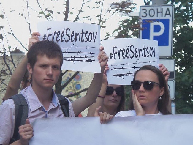 Участники акции Free Sentsov пикетировали посольства Франции и Германии с требованием к Меркель и Макрону лично подключиться к освобождению украинца 12