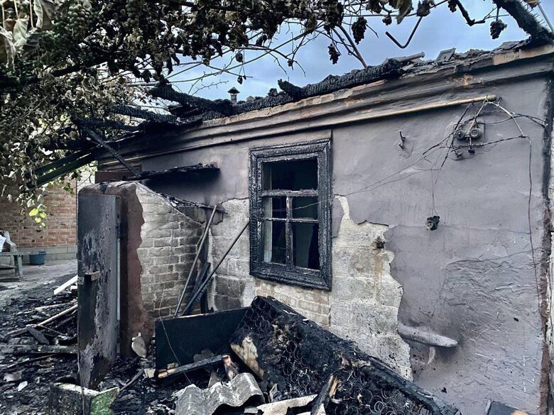 Ворог обстріляв Нікопольський, Синельниківський та Криворізький райони Дніпропетровщини. Пошкоджені будинки, школа, санаторій, - ОВА 01