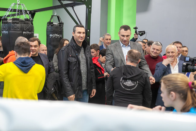 Брати Клички відкрили оновлений легкоатлетичний манеж у Києві 21