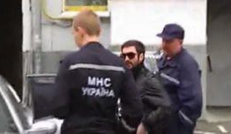 Друг Милевского отгоняет пожарников и журналистов от сгоревшего "Мазератти" футболиста: Я сейчас буду с тобой разбираться. ВИДЕО.