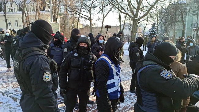 Чемодан, вокзал, Камбоджа: в Киеве попытались провести акцию в память о жертвах леворадикального насилия 19
