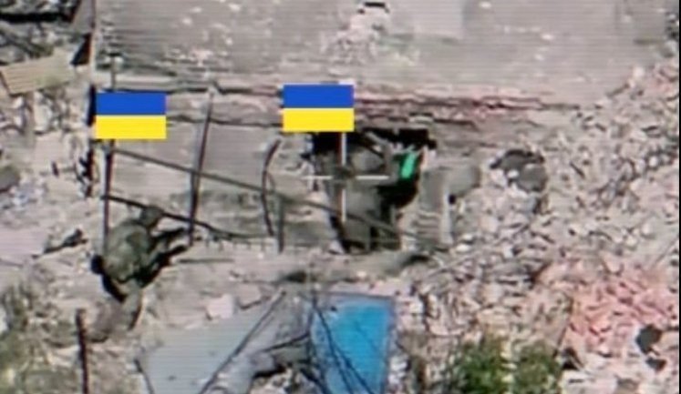 Двое бойцов "Карпатської Січі" закидывают взрывчатку в подвал с оккупантами. ВИДЕО