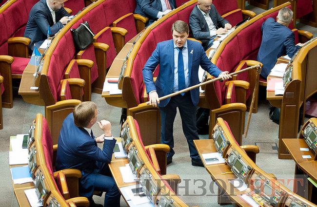 Поцелуй Матиос и Таруты и Ивченко с цепом, - день работы Рады 4 декабря 14