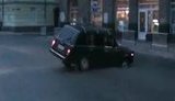Из под колес ушла земля: Во Львове автомобиль на дороге провалился под землю. ВИДЕО.