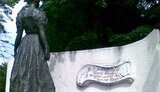Вандалы заставили Лесю Украинку читать собственные стихи. ФОТО.
