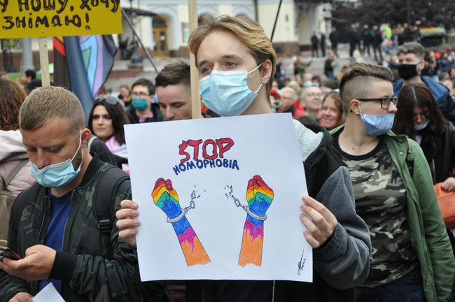 Руху ЛГБТ-маршу намагалася перешкодити жінка, яка лягла на асфальт і кричала про перетворення хлопчиків на геїв 53