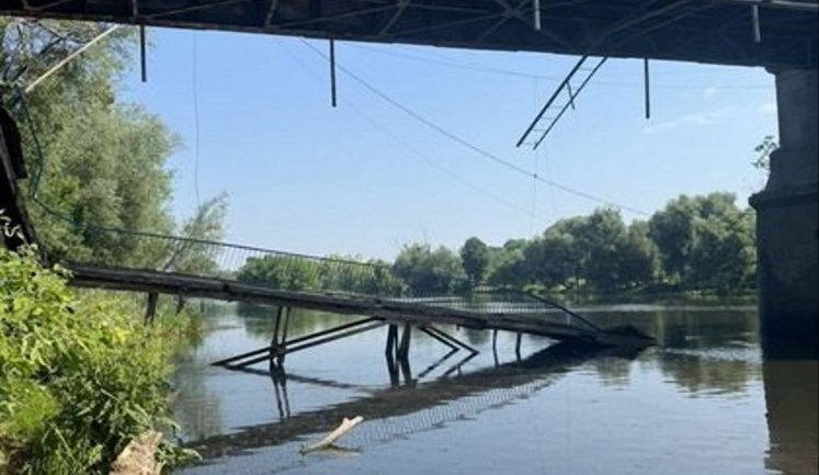 У Коростишеві обвалилася частина мосту через Тетерів: рух у місті перекрито. ФОТО