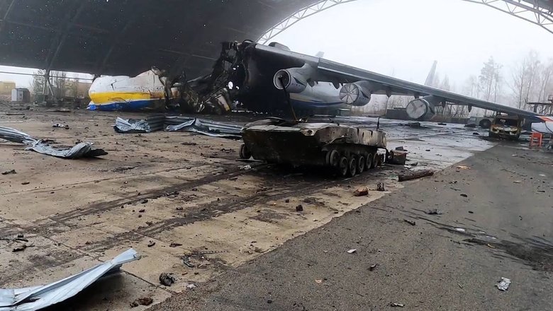 Ангар із зруйнованою Мрією у звільненому Гостомелі 05