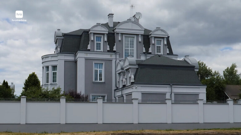Родина полковника поліції Єлхіна користується елітним маєтком
