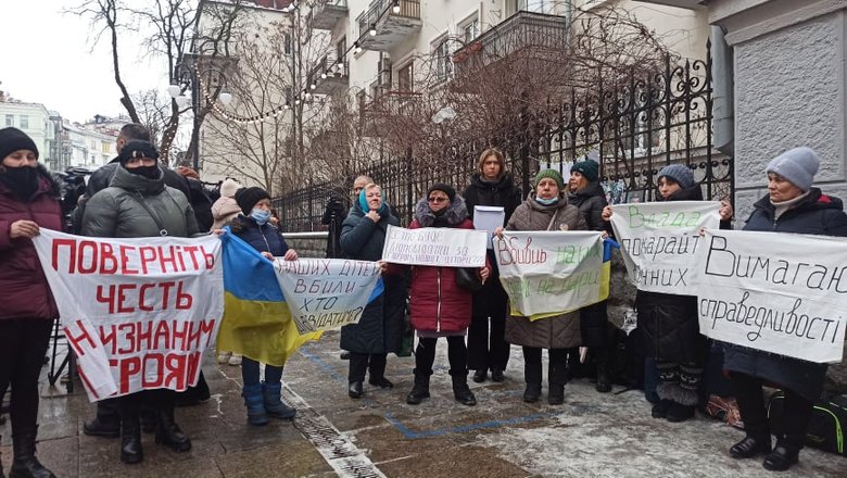 Требую справедливости: родные погибших военнослужащих пикетировали ОП с требованием расследовать случаи небоевых потерь 13