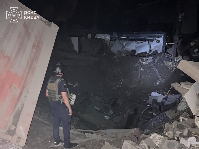 У Києві після удару РФ горів склад і пошкоджена лікарня