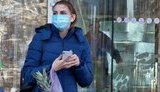 89% українців, виходячи з дому, надягають маску або респіратор, 50% користуються дезінфектором, - опитування Інституту майбутнього. ІНФОГРАФІКА