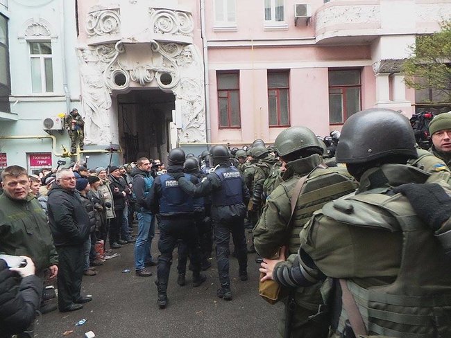 Прихильники Саакашвілі намагаються прорвати кордон поліції 17