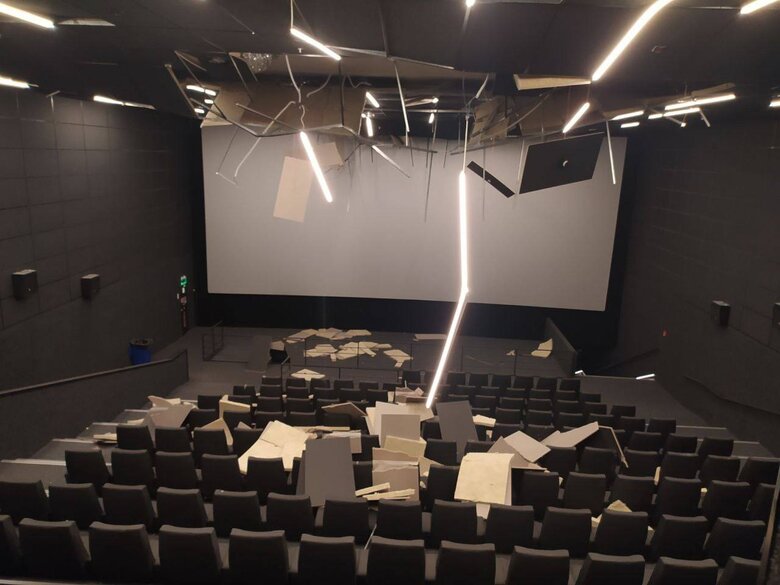 Multiplex показал фото разрушенных войной кинозалов. Фоторепортаж из Мариуполя и других городов 06