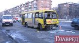 В Киеве "подрезанная" маршрутка врезалась в грузовик. ФОТОрепортаж