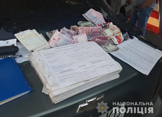 На Донетчине задержали капитана полиции, который систематически вымогал взятки на блокпосту 02 На Донетчине задержали капитана полиции, который систематически вымогал взятки на блокпосту 02