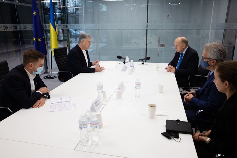 Порошенко встретился с евродепутатом Кубилюсом: Россия набирает обороты, нельзя допустить энергетического реванша 04