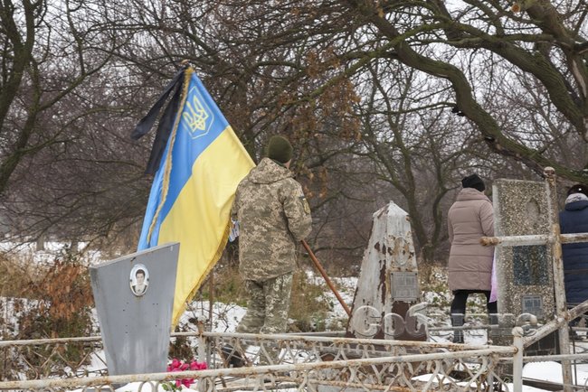 С погибшим на Донбассе воином 92-й ОМБр Александром Иванишко простились в Каменском 03 С погибшим на Донбассе воином 92-й ОМБр Александром Иванишко простились в Каменском 03