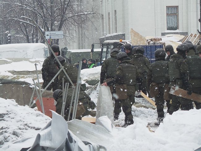 На улице Грушевского начали демонтаж палаточного городка 08