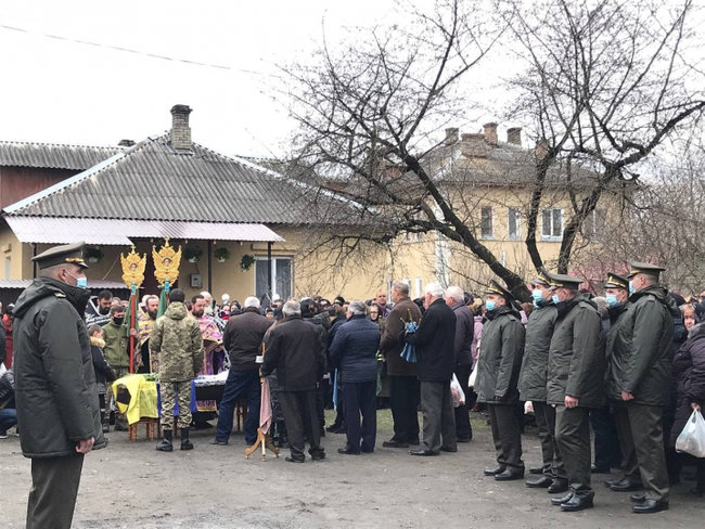 У Чернівецькій області попрощалися із загиблим у зоні ООС воїном 10-ї ОГШБр Ярославом Карлійчуком 02 У Чернівецькій області попрощалися із загиблим у зоні ООС воїном 10-ї ОГШБр Ярославом Карлійчуком 02