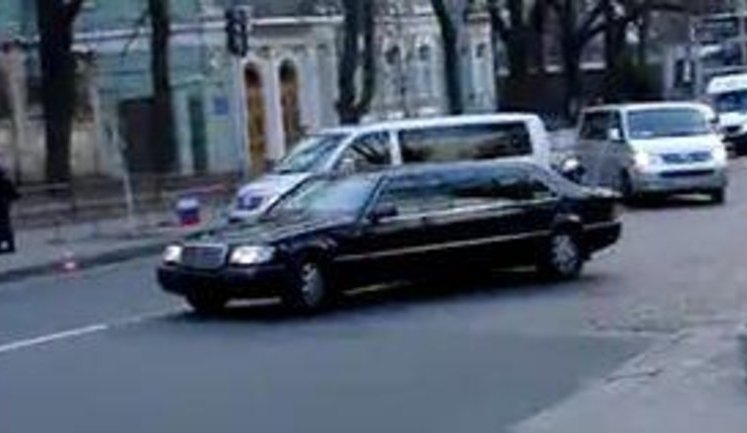 Путин разъезжал по Киеву на пригнанном из Москвы "членовозе". ВИДЕО.