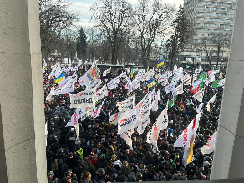 Митингующие SaveФОП пытаются прорваться к зданию ВР 04