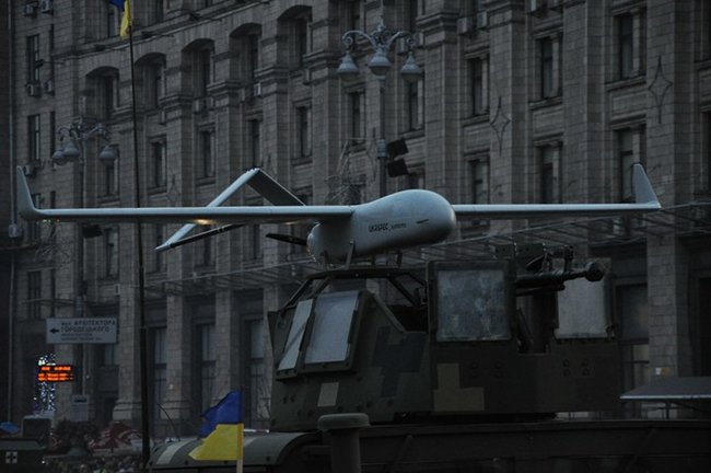 Від Точки-У до Джавелінів: вражаючі кадри 250 одиниць бойової техніки на Хрещатику 37