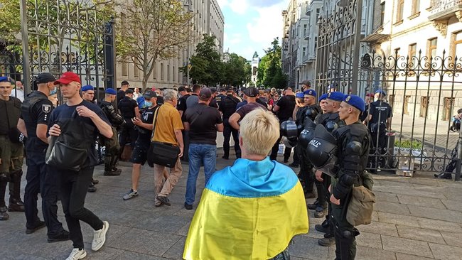 Участники акции протеста пришли к Офису Президента 02