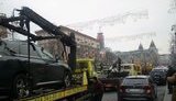 На Хрещатику масово евакуюють неправильно припарковані автомобілі. ФОТО