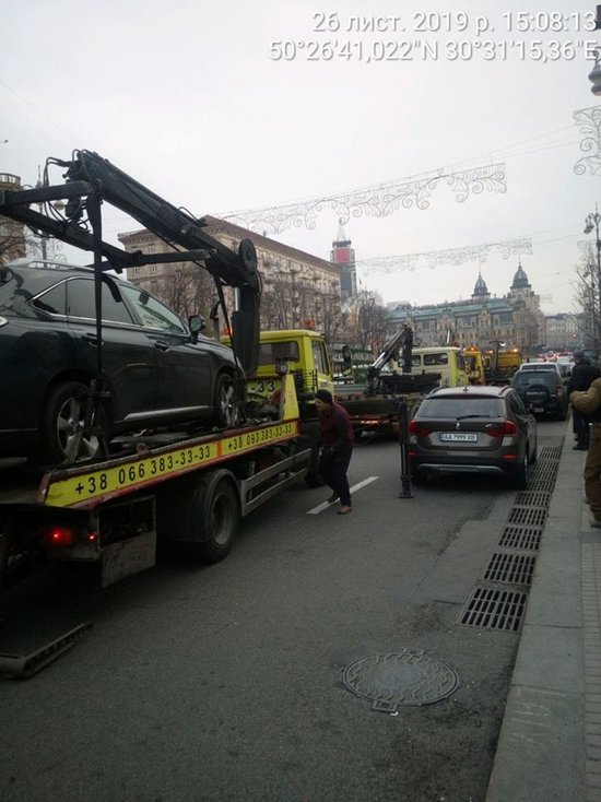На Хрещатику масово евакуюють неправильно припарковані автомобілі 01