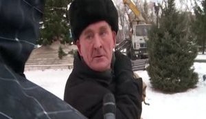 "Пять тыщ на карте - вот на чё я живу. Х#й без соли доедаю! Ёлочка мне, бл#дь, нравится?!" - пенсионер из российского Бийска об установке главной городской елки. ВИДЕО