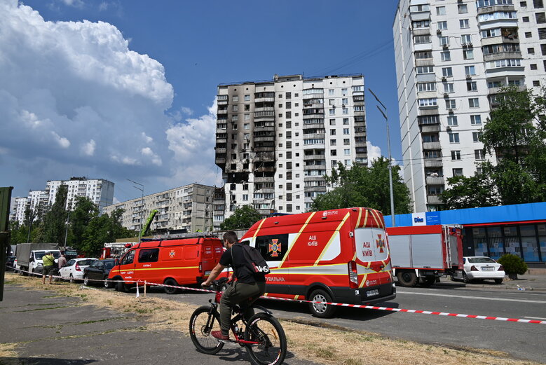 Рятувальники розбирають завали в будинку в Києві, де вибухнув газ 03