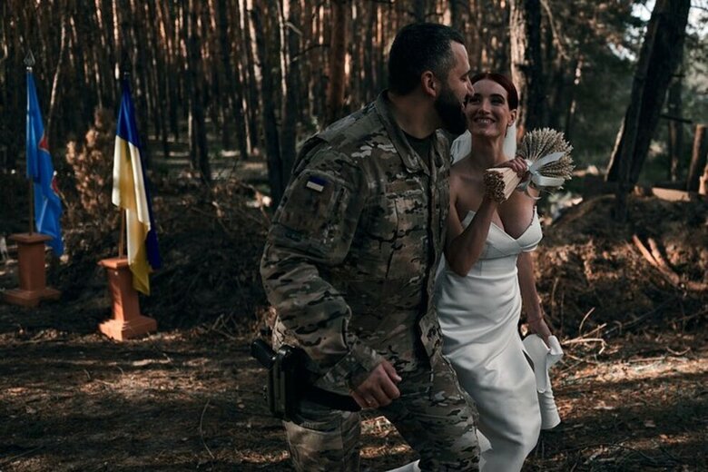 Снайперка ЗСУ Євгенія Емеральд вийшла заміж у зоні бойових дій 01