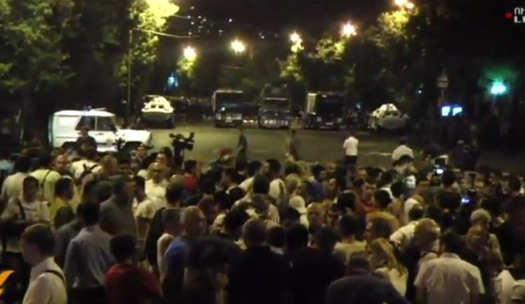 Полиция взяла в оцепление протестующих в центре Еревана, - "Новости-Армения". ПРЯМАЯ ТРАНСЛЯЦИЯ