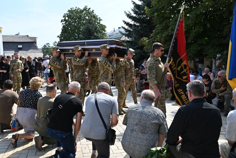 Із полковником, депутатом Київради від ЄС Сергієм Ільницьким (Сокіл), який загинув у бою проти рашистів у лавах піхоти 28 ОМБр, попрощалися в Києві 31