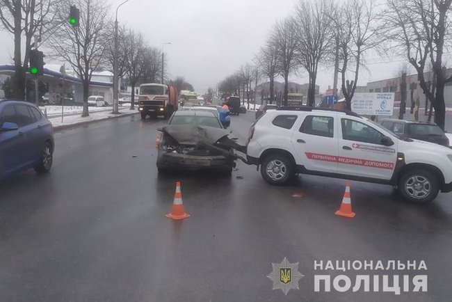 Автомобиль с вакцинами от COVID-19 попал в ДТП в Тернополе 01
