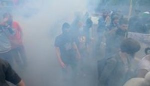 В Киеве националисты забросали "леваков" дымовыми шашками. ФОТОрепортаж