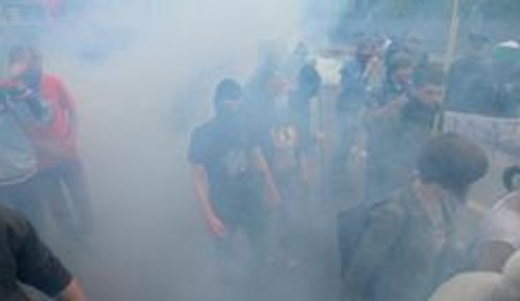 В Киеве националисты забросали "леваков" дымовыми шашками. ФОТОрепортаж