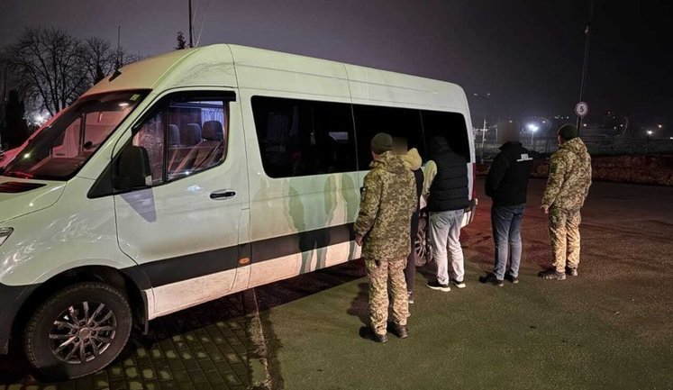 Пограничники обнаружили трех мужчин, которые пытались обойти контроль на границе. ФОТОРЕПОРТАЖ