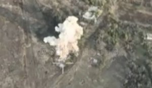 Украинские пилоты авиабомбами уничтожили подразделение оккупантов, склад БК и позицию вражеских операторов дронов на Купянском направлении. ВИДЕО