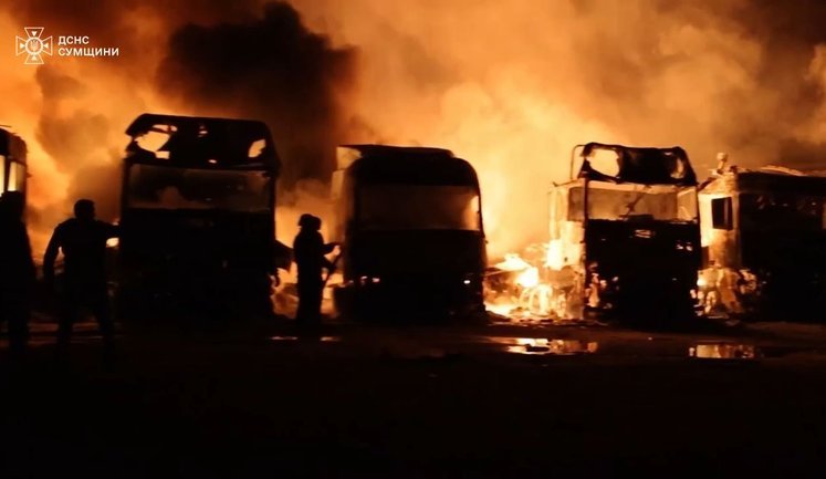 Российские дроны попали в автостоянку в Сумах - загорелись грузовики. ВИДЕО