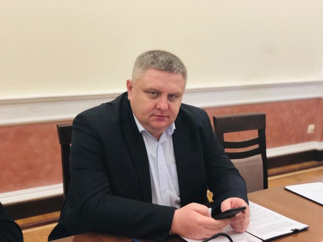 Шеф поліції Києва Андрій Крищенко: На кожній дільничній комісії чергуватимуть щонайменше двоє поліцейських. Загалом виводимо фактично весь гарнізон поліції: близько 6 тисяч 03