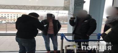 Полиция задержала в аэропорту Харькова вербовщицу при попытке отправить в Турцию четырех девушек для сексуальной эксплуатации 02