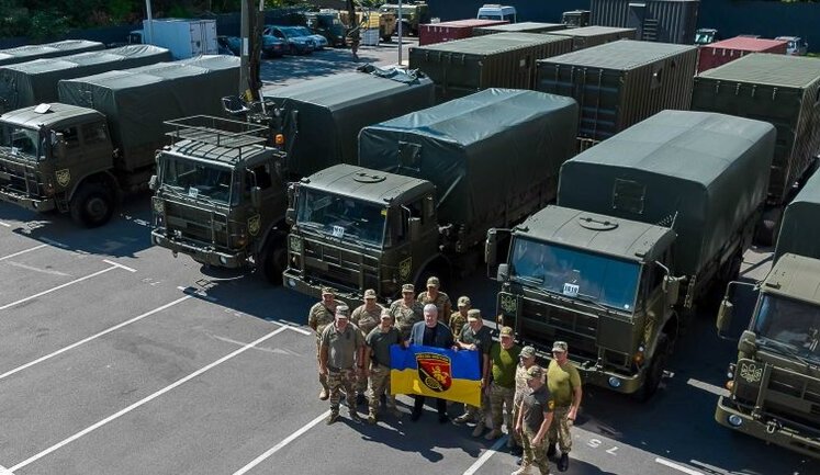45-та артилерійській бригада отримала 4 вантажівки DAF та 4 лазне-пральних комплекси. ФОТО
