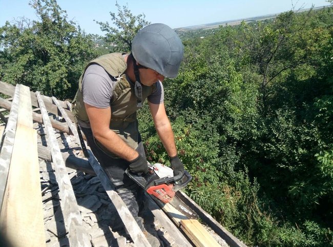 Воїни ООС допомагають жителям Авдіївки відновлювати будинки, зруйновані обстрілами найманців РФ 01