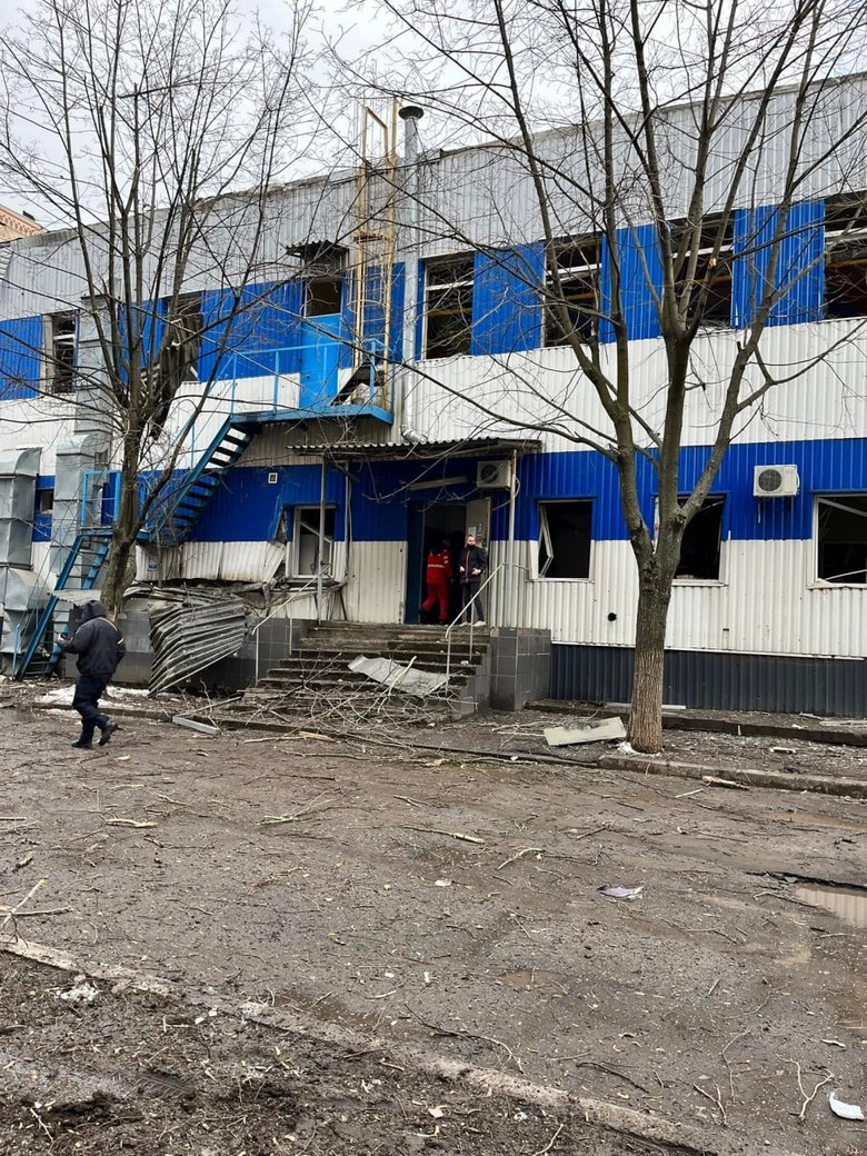 Щонайменше 2 загиблих та велика кількість поранених - росіяни обстріляли житлові багатоповерхівки у Краматорську. 02