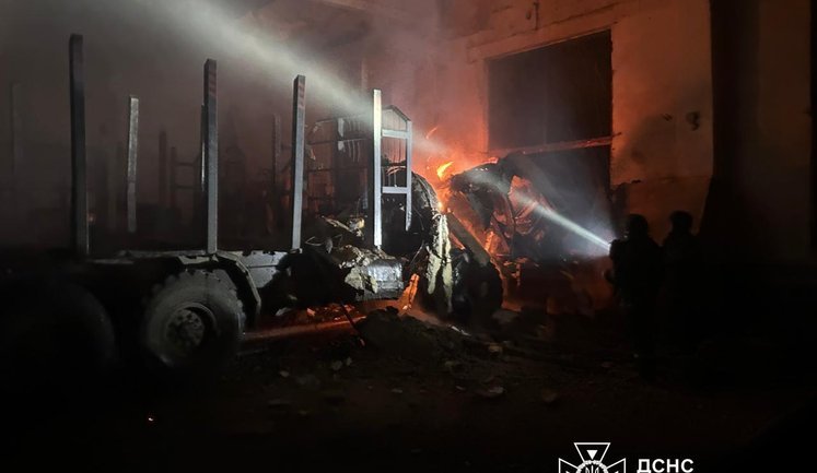 Russians attacked Novhorod-Siverskyi: fire at logging company. PHOTO