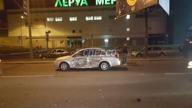Масштабна ДТП у Києві: зіткнулися пять автомобілів, троє постраждалих 01 Масштабна ДТП у Києві: зіткнулися пять автомобілів, троє постраждалих 01